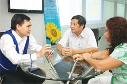 Nhân viên môi giới của Công ty 6Pg88.com nhà cái ACB (trái) đang tư vấn cho nhà đầu tư ngay tại sàn giao dịch - Ảnh: Lê Toàn.