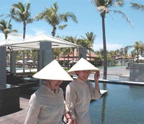 Quảng Nam sẽ đi lên bằng mũi nhọn dịch vụ, trong đó có du lịch. Trong ảnh: Tại Resort The Nam Hải (Quảng Nam).