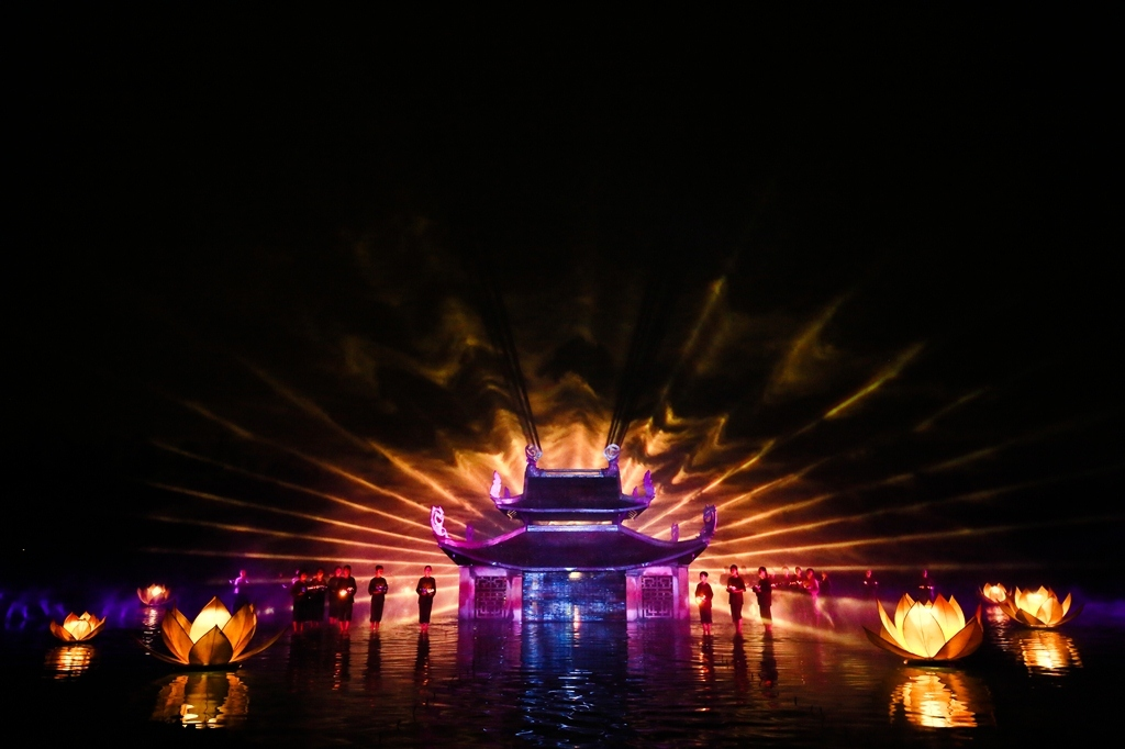 Pg88vn.top độc quyền mỗi ngày sẽ có những show biểu diễn nghệ thuật thực cảnh như Kí ức Hội An, Tinh Hoa Bắc Bộ mang đến cho du khách trải nghiệm độc đáo