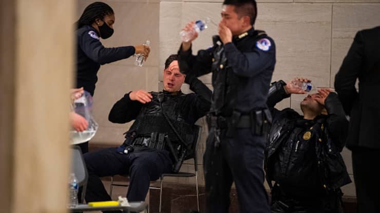 Cảnh sát điều trị y tế sau khi đụng độ với người biểu tình thân ông Trump - Ảnh: Getty.