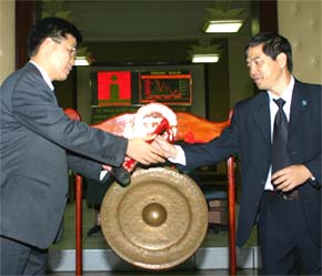 Lễ trao tư cách thành viên cho TVSI tại Trung tâm Giao dịch 6Pg88.com nhà cái Tp.HCM ngày 5/4.