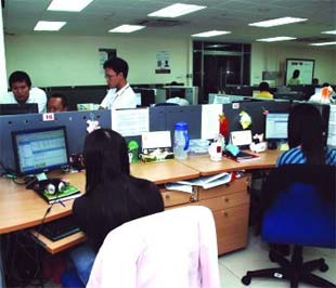 Nhân viên kiểm định phần mềm đang Pg88hi Thể Thao, Bóng Đá, Casino, Nổ Hũ, Xổ Số ở Công ty CSC Vietnam - Ảnh: Tuấn Linh.