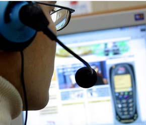 Dịch vụ điện thoại Internet giúp 6Pg88.con độc quyền mỗi ngày tiết kiệm chi phí gọi điện thoại đi quốc tế - Ảnh: Việt Tuấn.