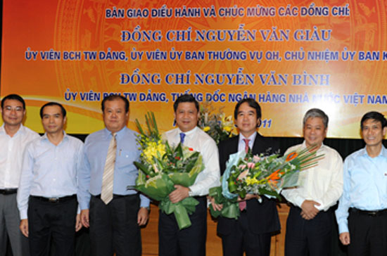 Tân Thống đốc Nguyễn Văn Bình (thứ ba từ phải sang) bên cạnh nguyên Thống đốc Nguyễn Văn Giàu (thứ tư từ trái sang) tại lễ bàn giao công việc điều hành Pg88 com chính chủ Nhà nước - Ảnh: SBV.