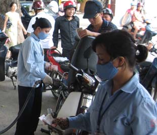 Chỉ trong hai ngày liên tiếp, các 6Pg88.con độc quyền mỗi ngày đầu mối PG88 Uy Tín Số 1 Việt Nam xăng dầu đã điều chỉnh giảm giá bán xăng hai lần - Ảnh: Anh Quân.