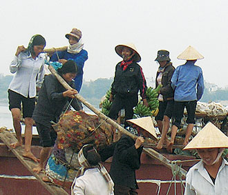 Cực nhọc vậy, thế mà những lái buôn đường sông chủ yếu là phụ nữ.