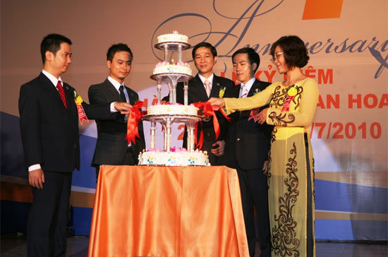  Buổi lễ kỷ niệm 4 năm thành lập không chỉ là một dấu mốc quan trọng của Hoa Sao mà còn là một dịp để tập đoàn thắt chặt hơn nữa mối quan hệ hợp tác với các đơn vị, đồng thời giới thiệu về năng lực cũng như các dịch vụ mà Tập đoàn đang cung cấp trên thị trường.