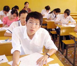 Thí sinh làm bài thi đại học.
