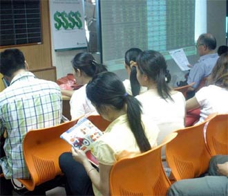 Giao dịch mua bán của các nhà đầu tư nước ngoài vẫn tiếp diễn nhưng có vẻ “buồn tẻ” hơn các phiên khác - Ảnh: TP.