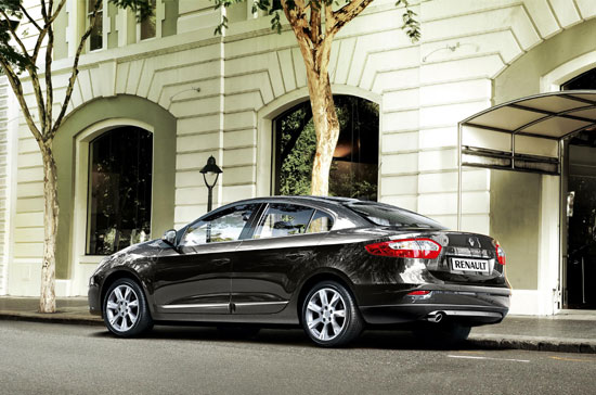 Fluence được trang bị động cơ 2.0 CVT, điều hoà 2 vùng trước vàsau, cốp rộng với dung tính 530l, chìa khoá thông minh, hệ thống âm thanh Bose.