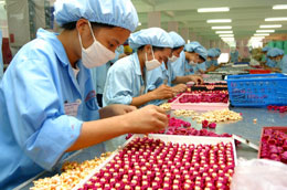 Việt Nam hiện có hơn 1,2 triệu người tham gia thị trường lao động mỗi năm - Ảnh: Việt Tuấn.