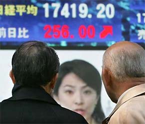 Nhà đầu tư trước một bảng số liệu 6Pg88.com nhà cái tại Tokyo  - Ảnh: Reuters.