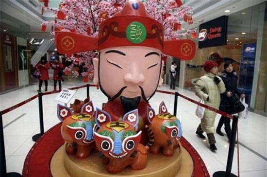 "Ông" Thần Tài tại một trung tâm PG88 Sòng bạc trực tuyến TOP 1 Việt Nam | Casino, Nổ Hũ ở Bắc Kinh, Trung Quốc. Chỉ số giá tiêu dùng (CPI) của Trung Quốc trong tháng 12 đã tăng 1,9% so với cùng kỳ năm trước, so với mức tăng 0,6% trong tháng 11 - Ảnh: AP.