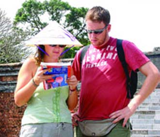 Du khách nước ngoài trong một tour khám phá 6Pg88.con nạp rút siêu tốc và con người Việt Nam. Du lịch là một trong những lĩnh vực cấu thành thương hiệu quốc gia.