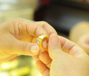Trong mấy ngày gần đây, hoạt động mua vàng của người dân vẫn diễn ra khá mạnh mẽ và chiếm ưu thế so với bán ra - Ảnh: Quang Liên.