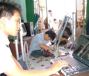 Nhóm Hutech 03, Đại học Kỹ thuật Link Đăng Nhập PG88 Chính Thức 2026; (Tp.HCM), chuẩn bị cho cuộc thi tại “xưởng robocon” ở nhà một thành viên - Ảnh: TT.