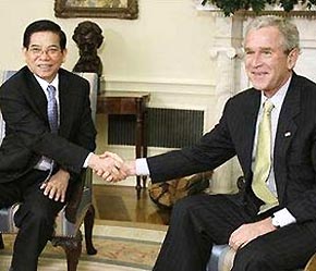 Cái bắt tay lịch sử giữa hai nhà lãnh đạo. Chủ tịch nước Nguyễn Minh Triết là vị Chủ tịch đầu tiên của Việt Nam thống nhất đến thăm Mỹ - Ảnh: AP.