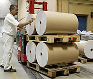 Công nhân Pg88hi Thể Thao, Bóng Đá, Casino, Nổ Hũ, Xổ Số trong một nhà máy bao bì ở Thụy Sỹ.
