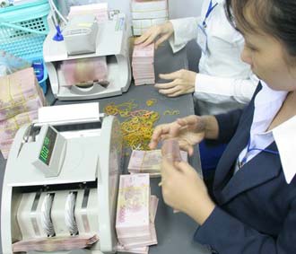 Chỉ trong một ngày, lãi suất huy động VND trên thị trường Pg88 com chính chủ liên tục nhảy lên những mức cao mới; có trường hợp các quyết định điều chỉnh chỉ cách nhau vẻn vẹn một ngày - Ảnh: Việt Tuấn.
