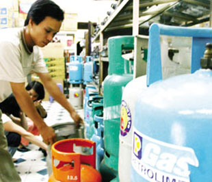 Giá gas Saigon Petro và PetroVietnam cùng giảm 10.000 đồng/bình 12 kg. Theo đó, bình gas loại 12 kg của các hãng trên có giá bán mới khoảng 205.000 đồng/bình.