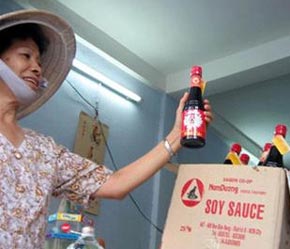 Thu hồi và hoàn tiền cho khách hàng sử dụng nước tương Nam Dương.