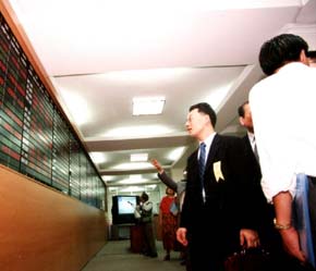 Đây là phiên thứ 10 liên tiếp thị trường luôn phá vỡ kỷ lục và tăng trưởng ở mức báo động - Ảnh: Việt Tuấn.
