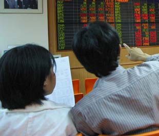 Tính thanh khoản của thị trường lại trở thành một trong những lo ngại nổi bật nhất, điều đã từng xẩy ra và kéo dài trong thời gian áp dụng biên độ +/-1% trước đó - Ảnh: Việt Tuấn.