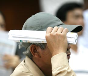 Nhiều nhà đầu tư đang có tâm lý khá nặng nề, khi VN-Index đã không thể giữ được ngưỡng hỗ trợ 900 điểm - Ảnh: Mạnh Thắng.