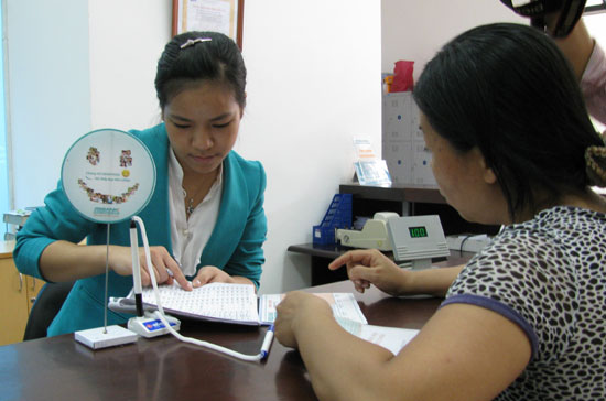 Tư vấn khách hàng gửi tiền tại ABBank.