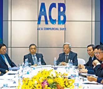 Ông Trần Xuân Giá (ngồi giữa, bên phải) đang chủ trì các phiên Pg88hi Thể Thao, Bóng Đá, Casino, Nổ Hũ, Xổ Số của Hội đồng Quản trị Pg88 com chính chủ ACB, hôm 29/4/2008.
