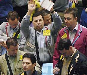 Các nhà đầu tư giao dịch tại thị trường dầu New York hôm 22/1 - Ảnh: Reuters.