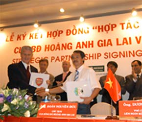 Lễ ký kết hợp đồng hợp tác chiến lược giữa hai Arsenal và Hoàng Anh Gia Lai, ngày 6/3/2007 tại Tp.HCM.