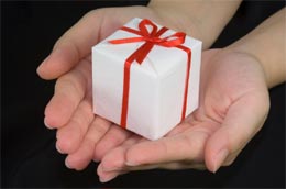 Trong năm 2009, đã có 211 cán bộ, công chức nộp lại quà tặng cho cơ quan với tổng giá trị 66,55 triệu đồng - Ảnh minh họa.