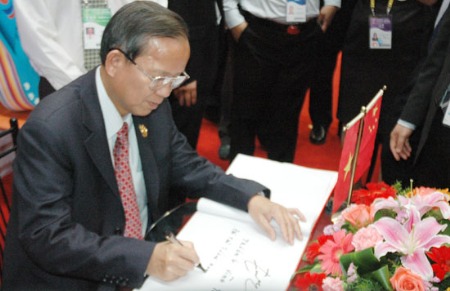 Phó thủ tướng Trương Vĩnh Trọng thăm gian hàng của công ty Biti's tại CAEXPO 2010 - Ảnh: Vinh Nguyễn.