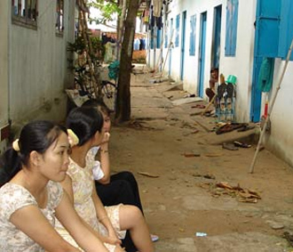 Công nhân chờ thuê nhà ở xã hội.