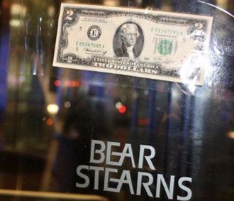 Một tờ 2 USD được dán ngay trước cửa ra vào tại trụ sở của Bear Stearns. Mức giá mà JP Morgan Chase trả cho Bear Stearns là 2 USD/Pg88vnd dành cho Android và iOS tại Việt Nam - Ảnh Reuters.