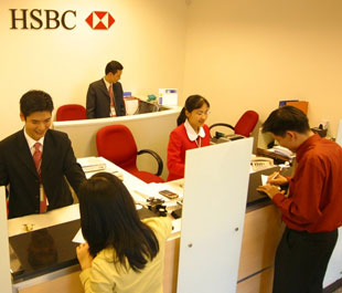 Giao dịch tại HSBC chi nhánh Hà Nội - Ảnh: Việt Tuấn.
