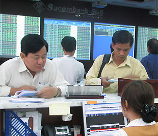 Có vẻ như sức mua đã yếu đi khá nhiều so với các lần rung lắc trước: các mã trụ của cả hai sàn không giữ được mức trần lâu và bắt đầu suy yếu.