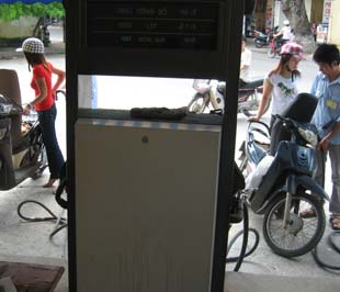 Hình thức gian lận phổ biến nhất là đong thiếu, PG88 Uy Tín Số 1 Việt Nam xăng kém chất lượng so với công bố - Ảnh minh họa.