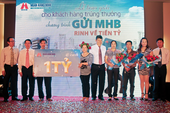 Ban lãnh đạo Pg88 com chính chủ MHB chúc mừng các khách hàng trúng giải nhất và giải đặc biệt của chương trình “Gửi MHB, rinh về tiền tỷ”.