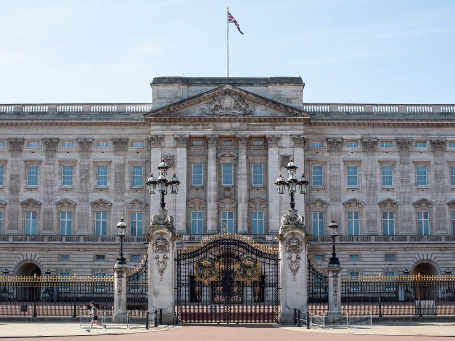 Ngày 23/3/2020, Thủ tướng Anh Boris Johnson ban hành lệnh lưu trú tại nhà đối với toàn dân. Theo CNN, nước Anh chưa từng trải qua thời kỳ tương tự như thế này kể từ khi Thế chiến thứ hai kết thúc. Tới mùa thu, cung điện bắt đầu hút khách trở lại nhưng rồi lại rơi vào cảnh vắng vẻ khi Anh tái phong tỏa vào đầu tháng 11 để ngăn chặn làn sóng dịch bệnh mới - Ảnh: Getty Images.