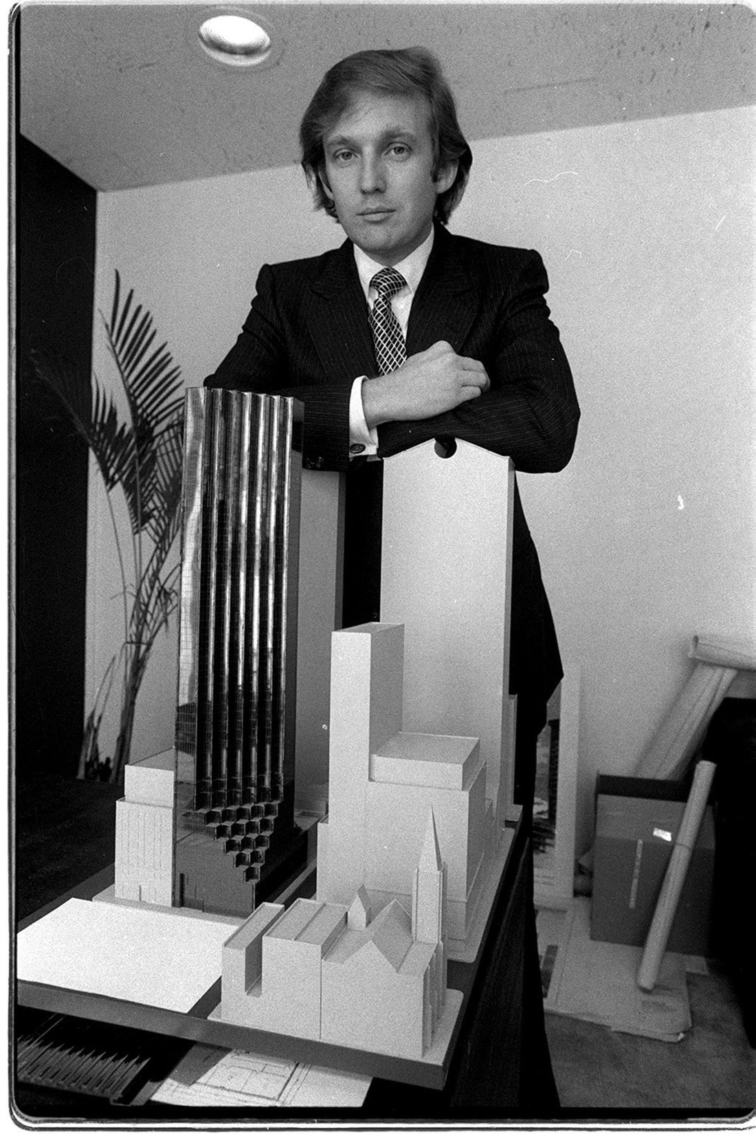 Ông Trump chụp ảnh vào năm 1980 với mô hình Trump Tower, không lâu trước khi ông mua lại tòa nhà 100 Central Park South - Ảnh: New York Times.