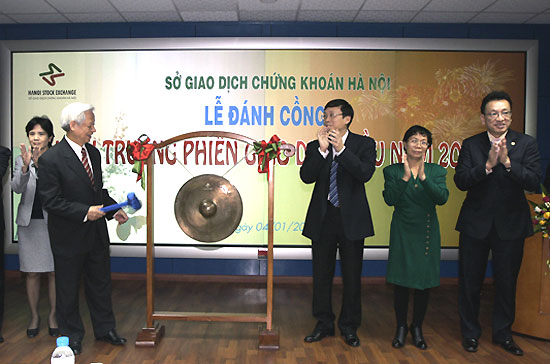 Sở Giao dịch 6Pg88.com nhà cái Hà Nội (HNX) đánh cồng khai trương phiên giao dịch đầu tiên của năm 2010, ngày 4/1/2010.