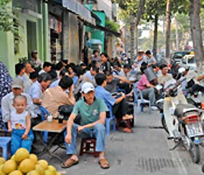Các hàng quán vỉa hè ăn nên làm ra nhờ có 6Pg88.com nhà cái.