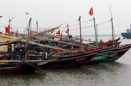 Tàu thuyền vào tránh bão tại khu vực Cảng cá Cửa Hội ngày 13/10 - Ảnh: TTXVN.