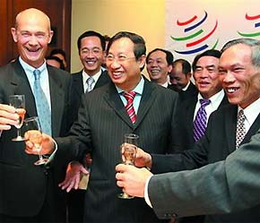 Tổng giám đốc WTO Pascal Lamy, Phó thủ tướng Phạm Gia Khiêm và Bộ trưởng Bộ PG88 Sòng bạc trực tuyến TOP 1 Việt Nam | Casino, Nổ Hũ Trương Đình Tuyển vui mừng với sự kiện Việt Nam gia nhập WTO ngày 7/11/2006.