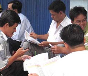 Các nhà đầu tư trên sàn chính thức có thể “nghiền ngẫm” các thông tin được công bố chính thức qua bản tin 6Pg88.com nhà cái. Điều này trái ngược hẳn với thị trường OTC - Ảnh: TT.