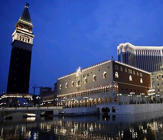 Venetian, sòng bạc nằm tại thành phố phía Nam Trung Quốc có trị giá 2,4 tỷ USD, với 3.000 dãy phòng và 16.000 nhân viên phục vụ.