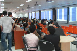 Đầu giờ chiều nay, nhân viên một số công ty 6Pg88.com nhà cái đã tới sàn KLS để tiếp thị dịch vụ chuyển tài khoản (ảnh minh họa giao dịch tại sàn KLS).