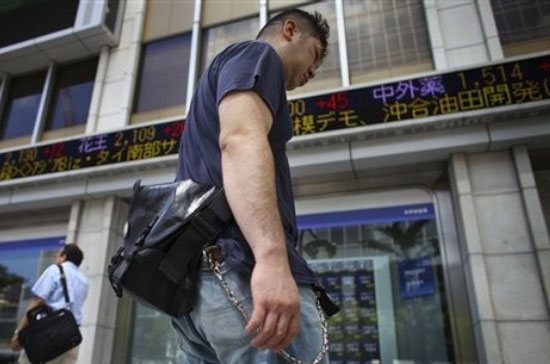 Đóng cửa hôm nay, chỉ số Nikkei 225 mất 0,6% số điểm, sau khi có thời điểm giảm trên 1%. Từ mức đỉnh của 18 tháng thiết lập hôm 5/4, chỉ số này đã giảm 19% - Ảnh: AP.